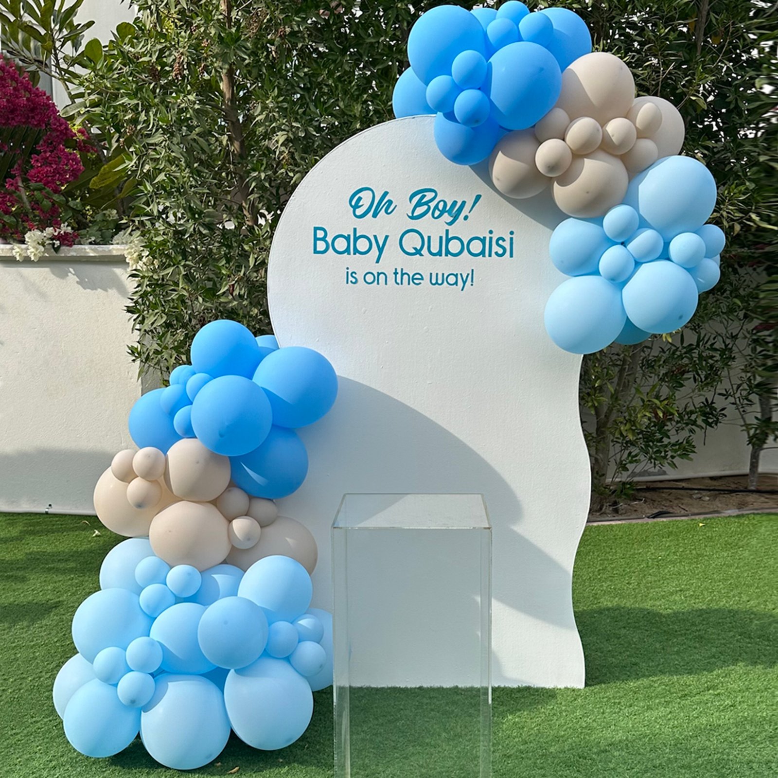 Baby shower (1x H - 1.8m x 1m balloon garland Personalization on the balloon 1x clear acrylic table)