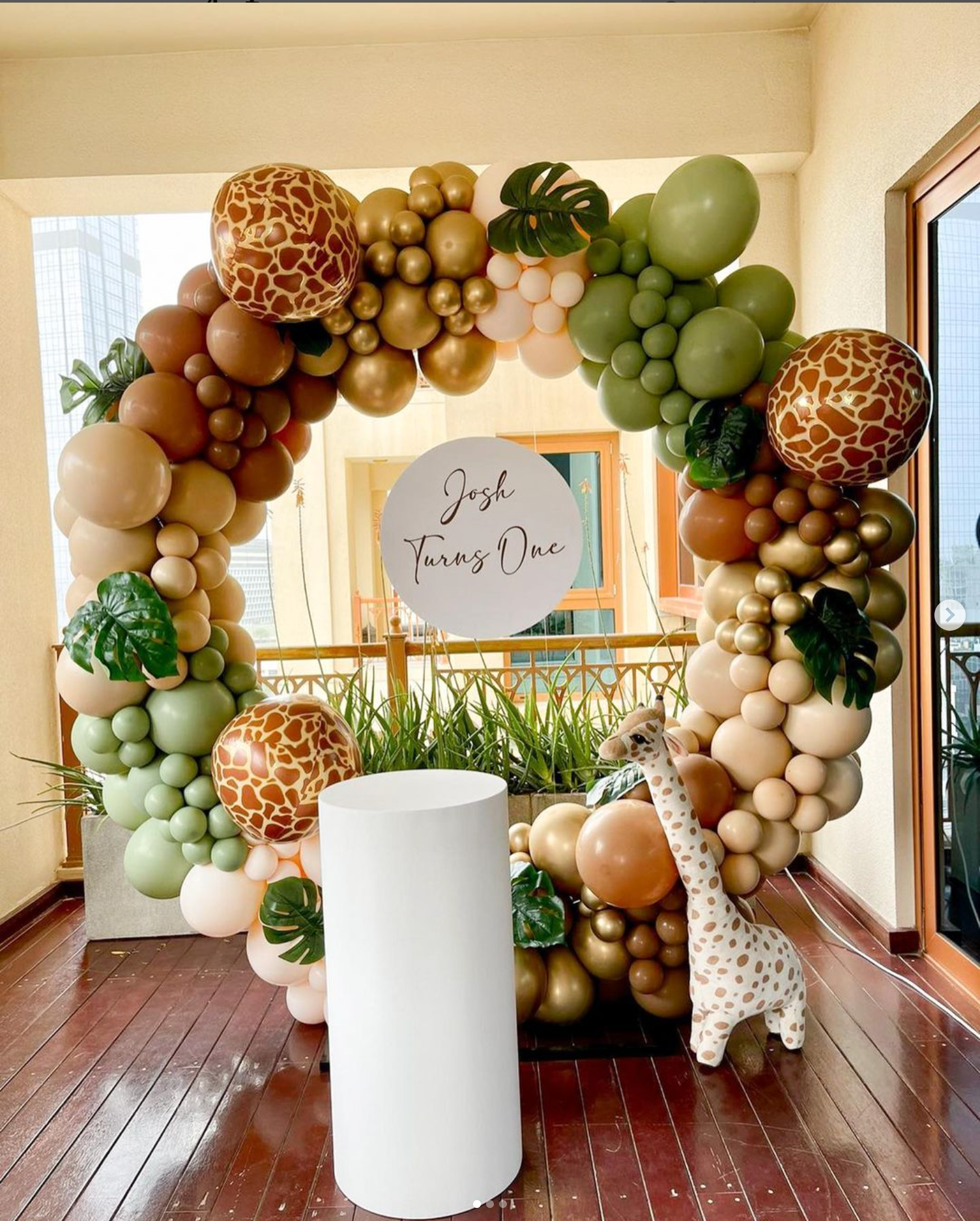 Circular Safari (1 x Circular balloon garland Approx. 2m high 1 x Medium circle table - white Personalization on 60cm diameter white foam board 1 x Giraffe Stuffed toy)