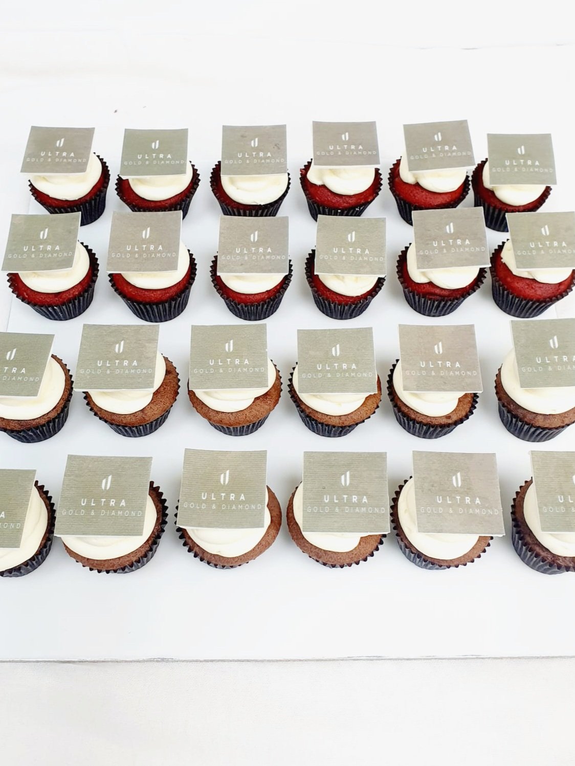 Logo Brand Cupcakes (per piece)