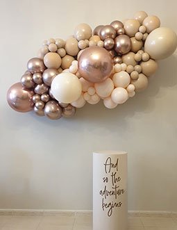 Mini Garland ( 3m balloon garland, 1 x plinth, Personalization on plinth )