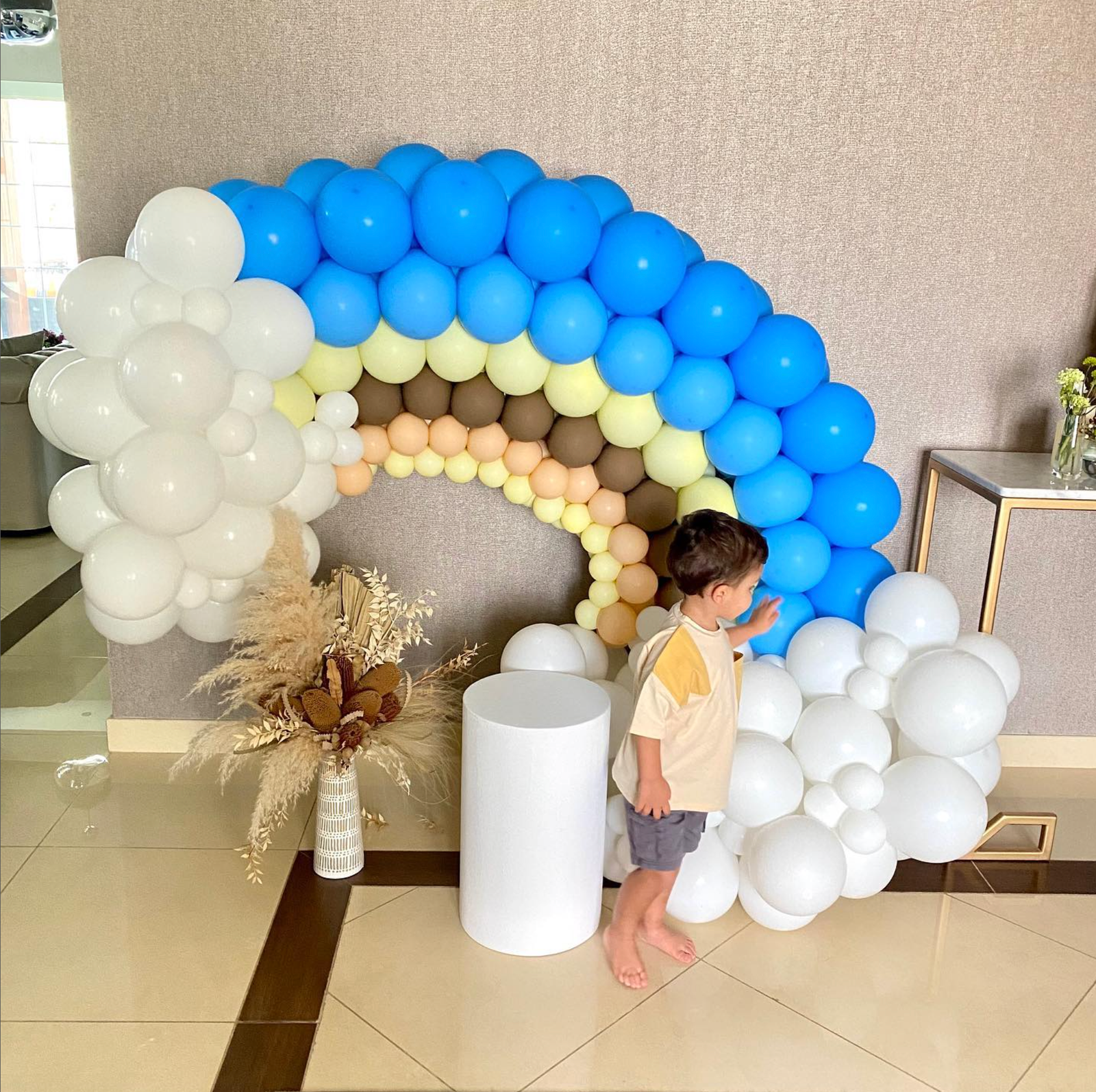 Mini Rainbow (1 x mini rainbow Garland approx 1.2m high 1 x small circle table - white Flowers not included)